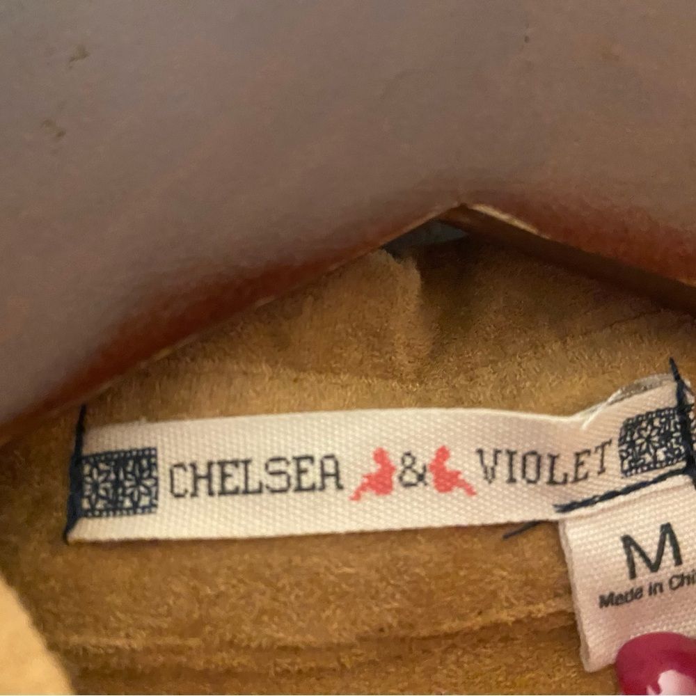Chelsea & Violet Tan Sleeveless Button-Down Shirt - Picture 3 of 5